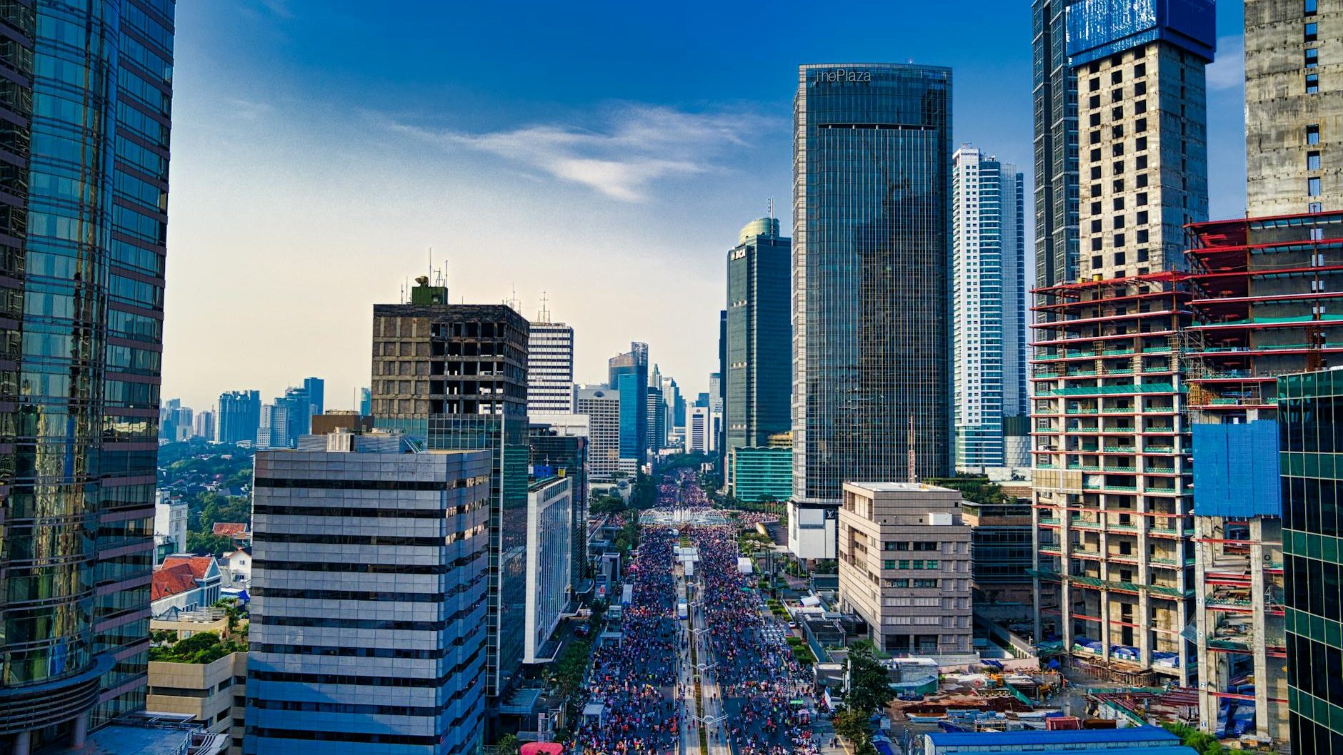 Zatłoczone miasto. Bardzo dużo ludzi idących do kancelarii prawnej.