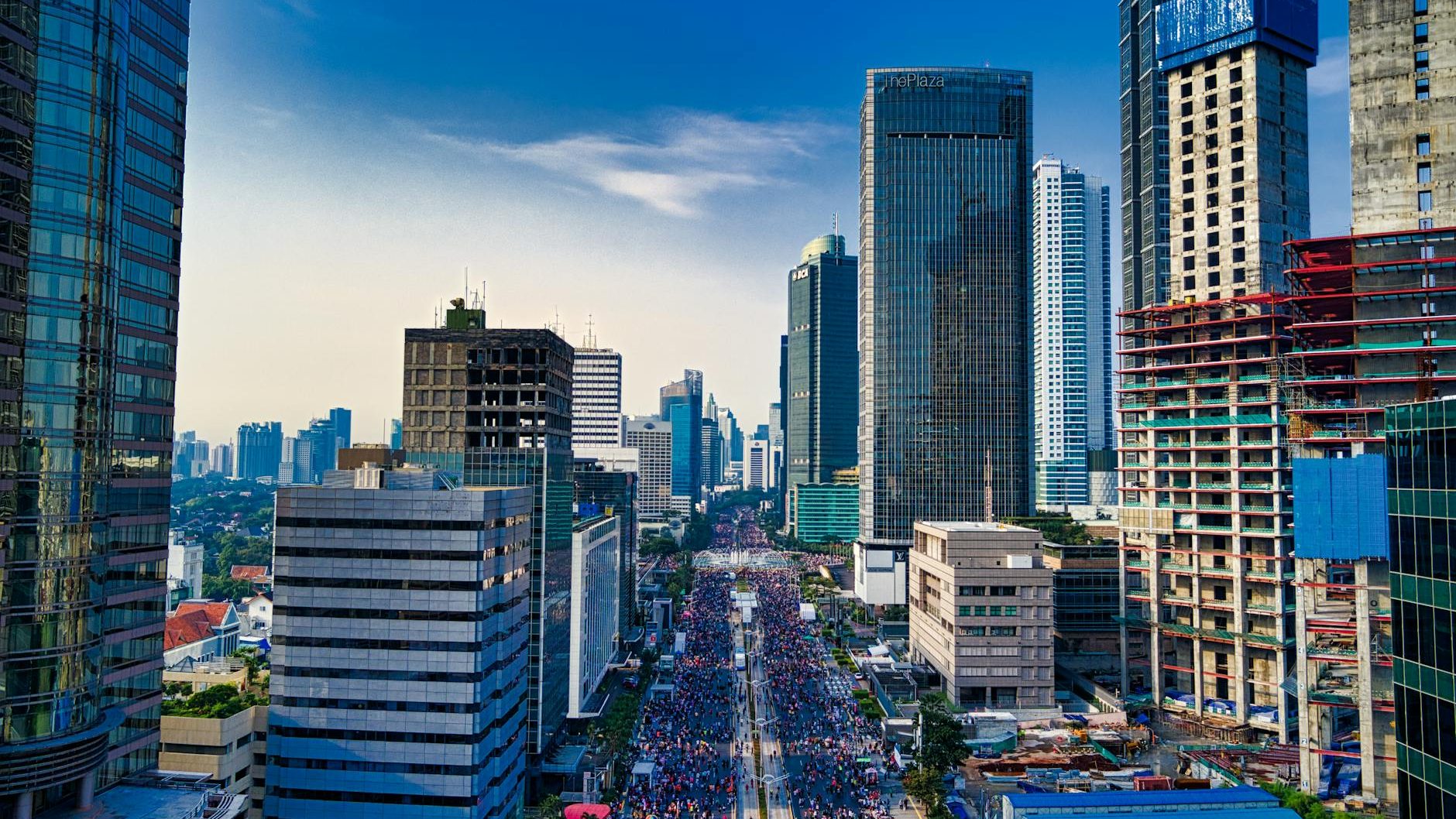 Wieżowce w dużym mieście w którym zachodzą procesy odpolityczniania spółek.