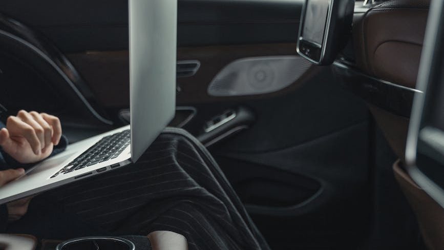 Członek zarządu spółki z o o wykonujący swoją pracę w samochodzie.